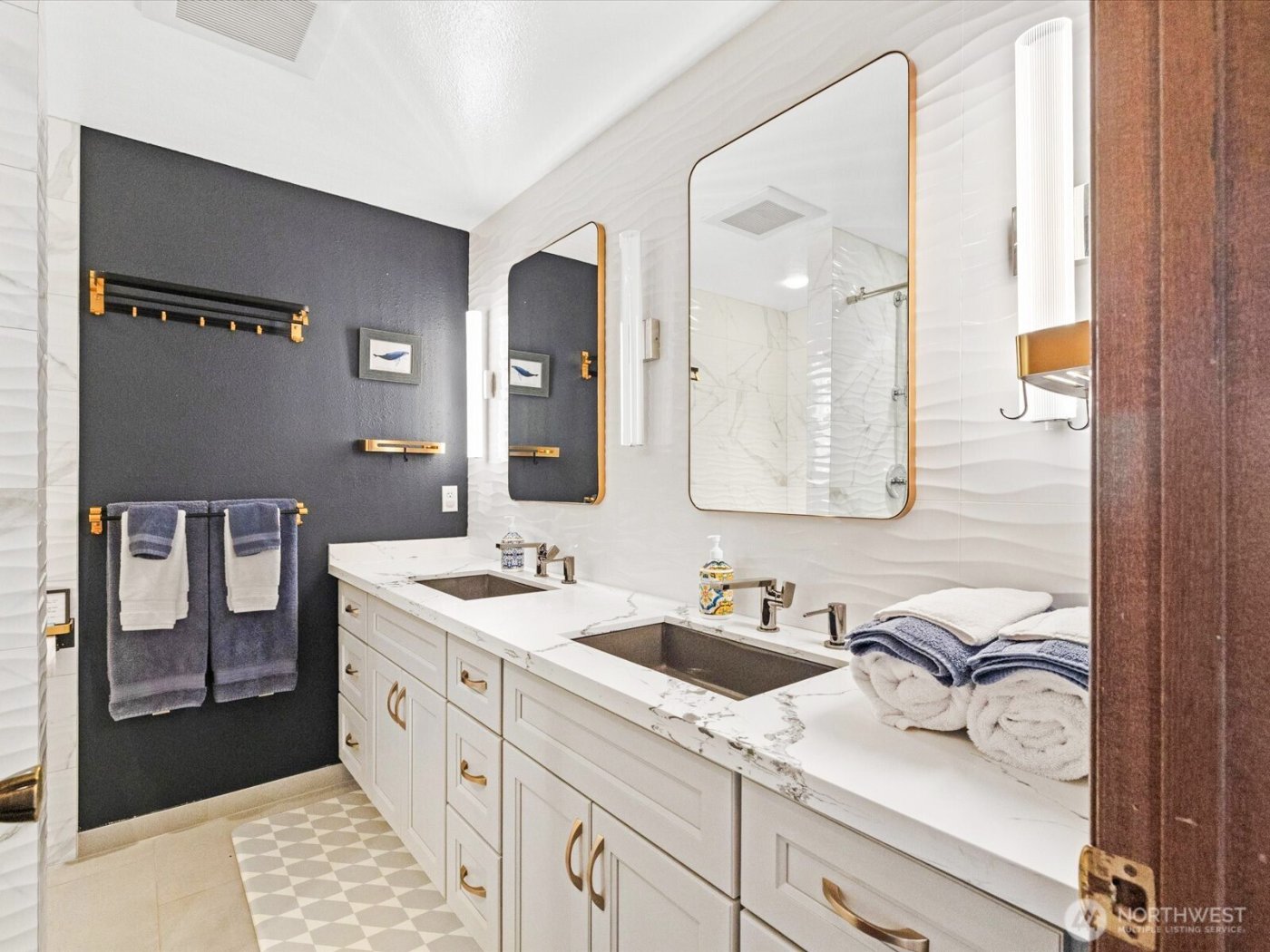 2625 W Beach Road , Oak Harbor, WA 98277-8866