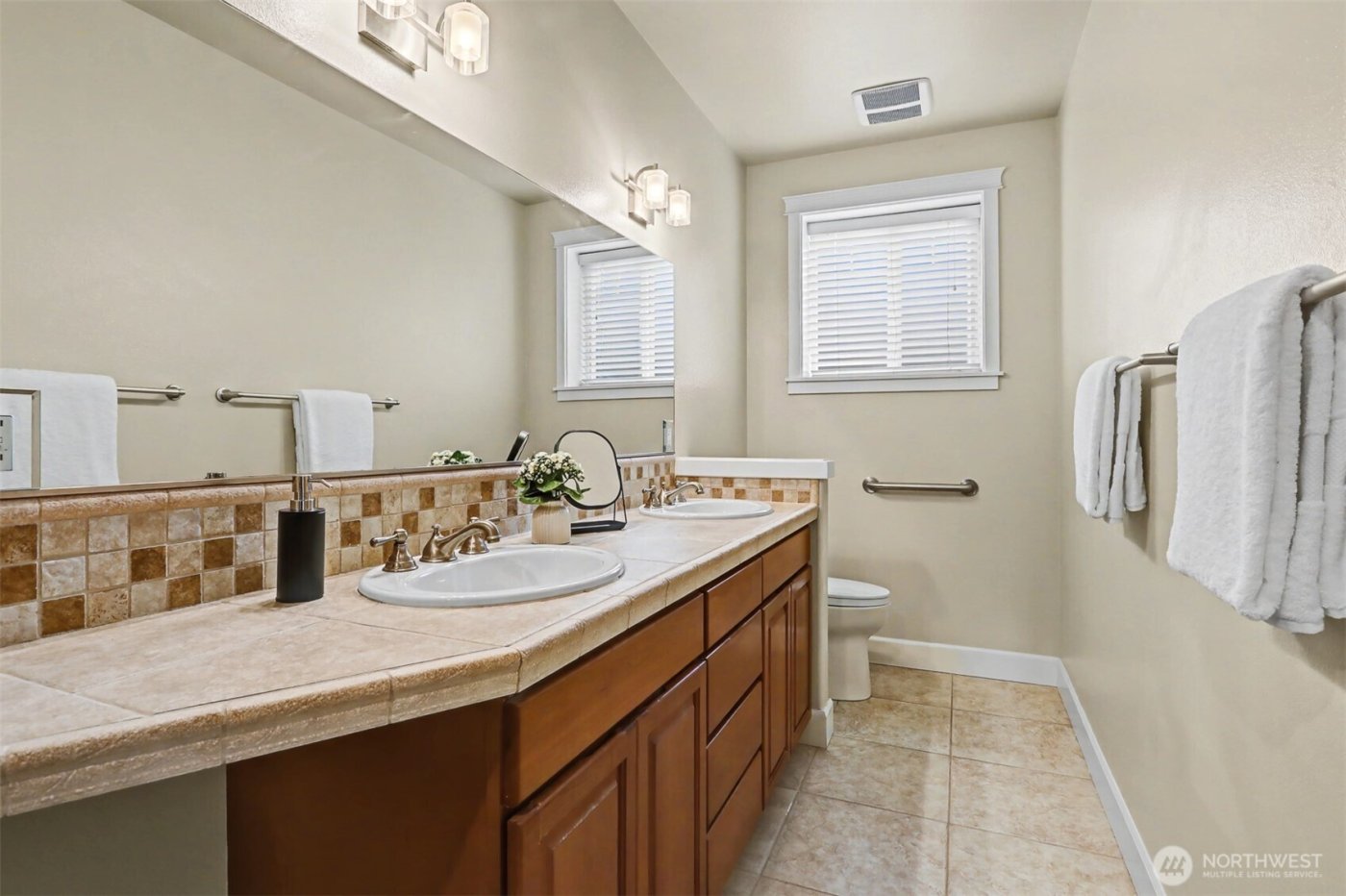 626 Glen Street #201, Edmonds, WA 98020