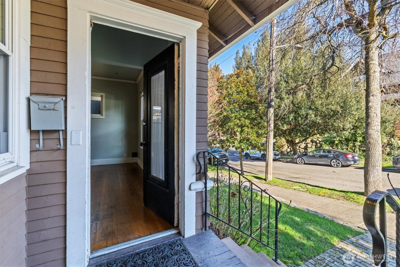 1721 3rd Avenue N, Seattle, WA 98109