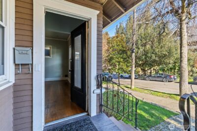 1721 3rd Avenue N, Seattle, WA 98109 - Photo 3