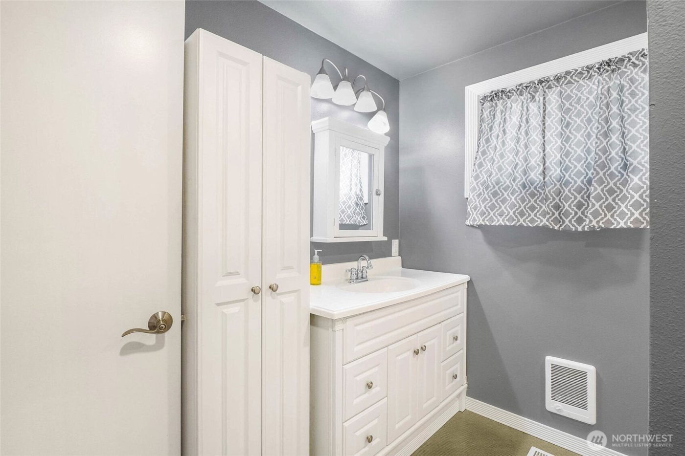 717 S Locust Lane , Moses Lake, WA 98837