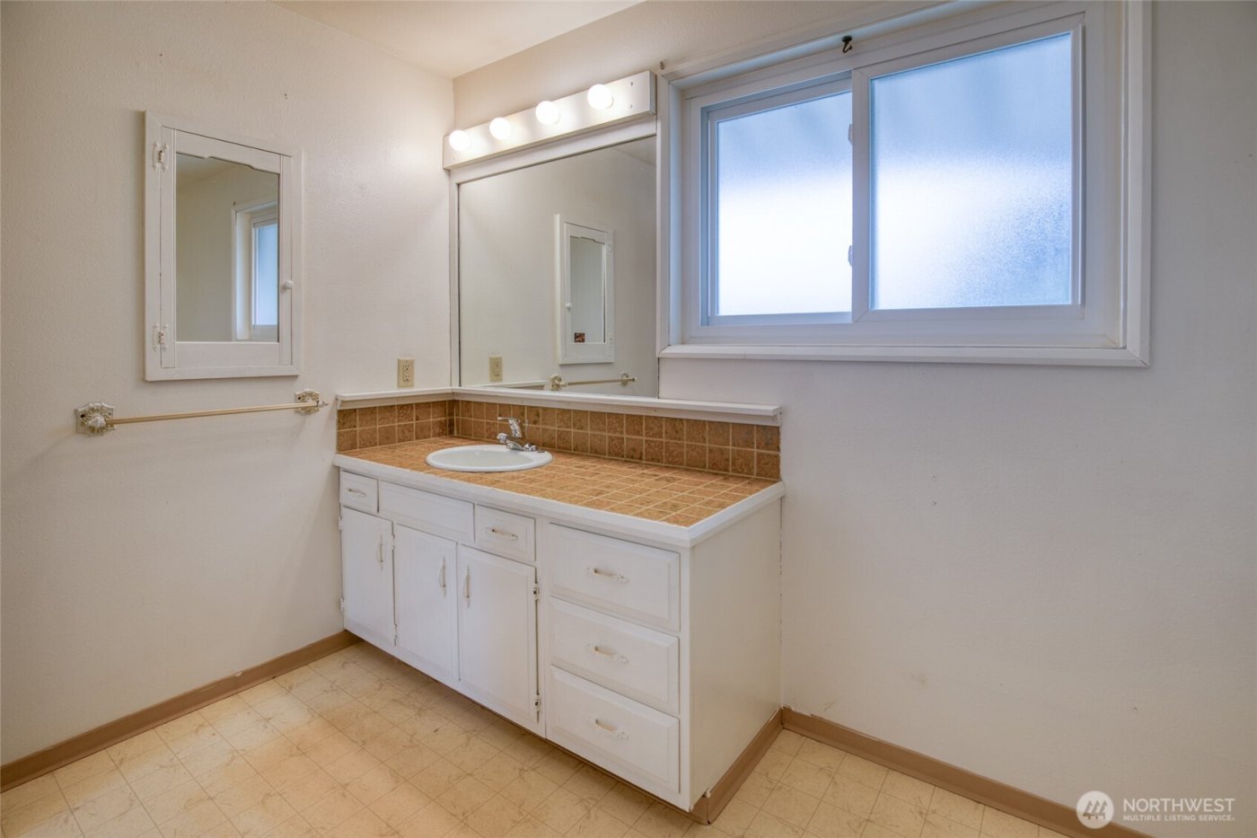 184 Bass Avenue NE, Ocean Shores, WA 98569