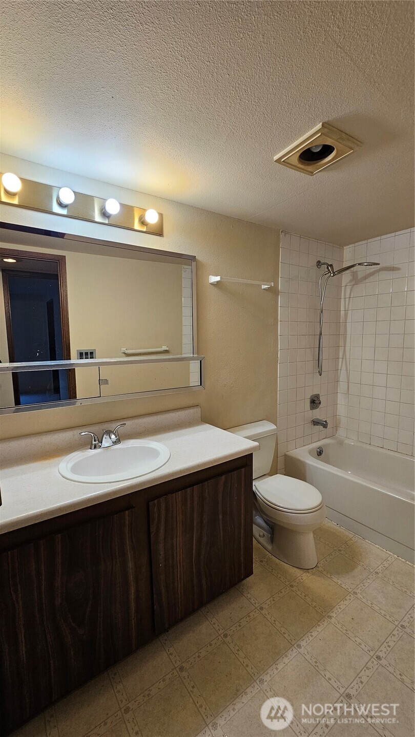 4737 W Lake Sammamish Pkwy SE #A208, Issaquah, WA 98027