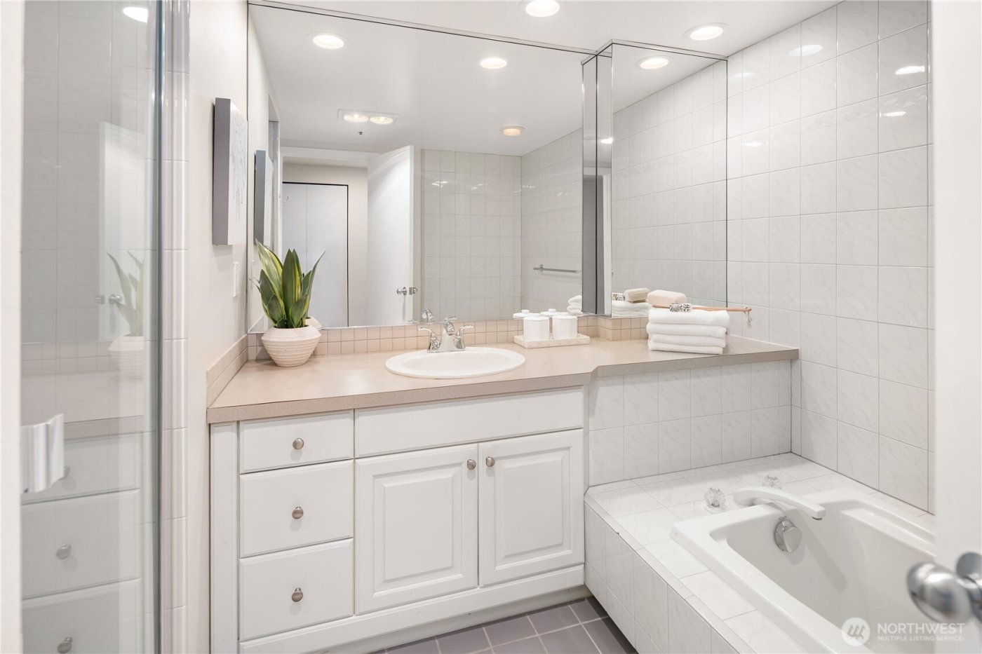 2400 8th Avenue N #2, Seattle, WA 98109