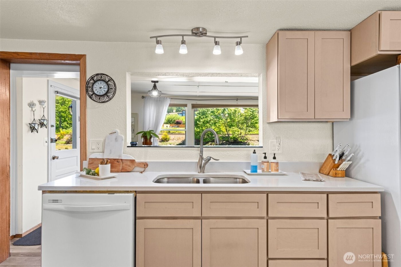 2423 Day Island Boulevard W, University Place, WA 98466