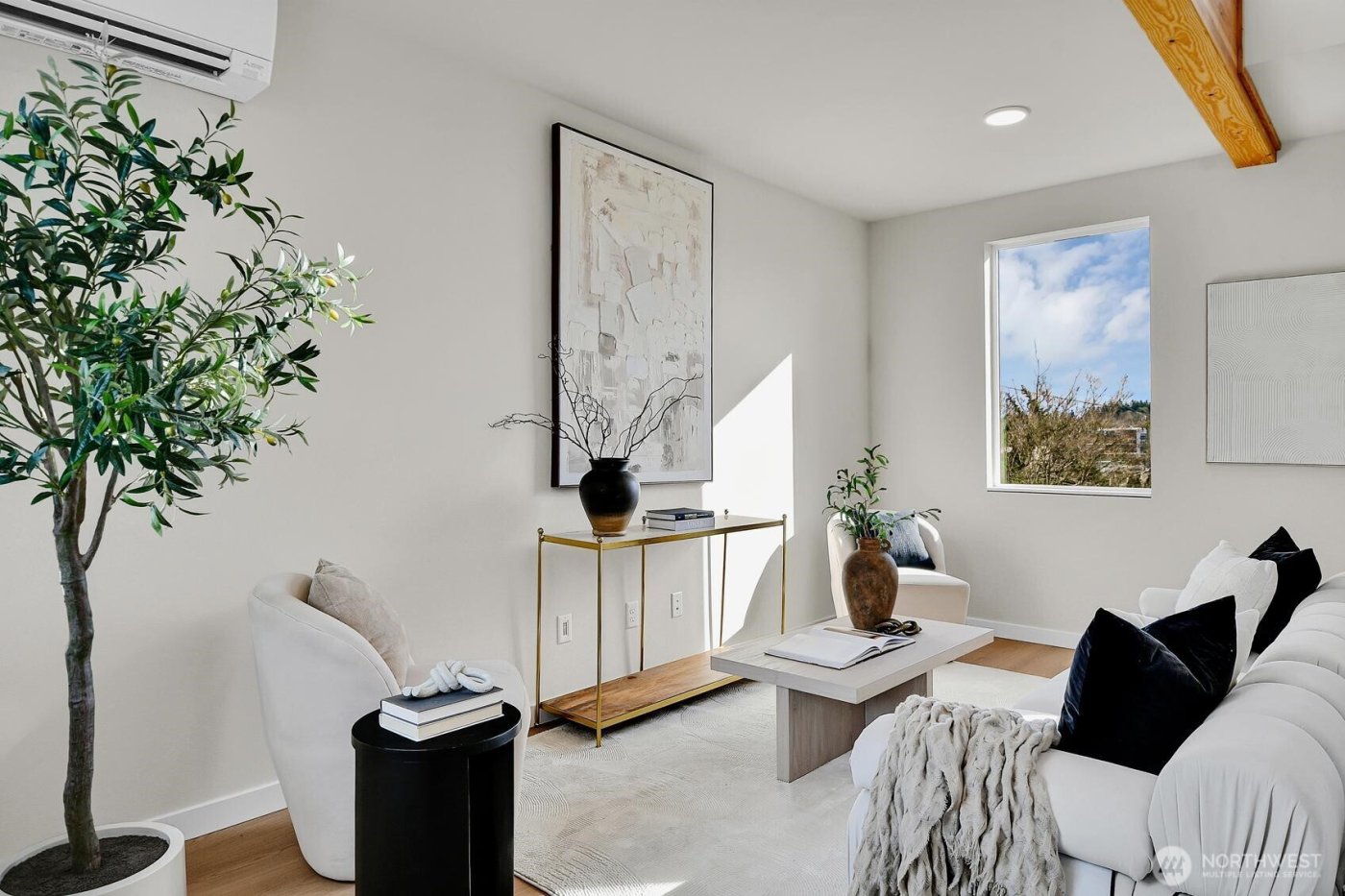 3619 SW Dakota , Seattle, WA 98126