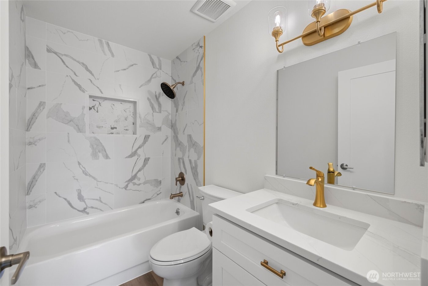 310 S 11th Street #204, Mount Vernon, WA 98274