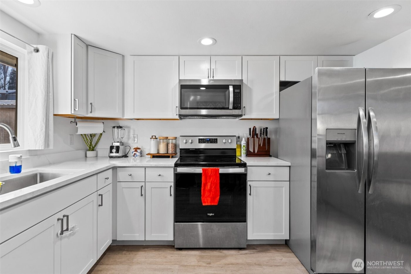 325 Eastmont Ave , East Wenatchee, WA 98802