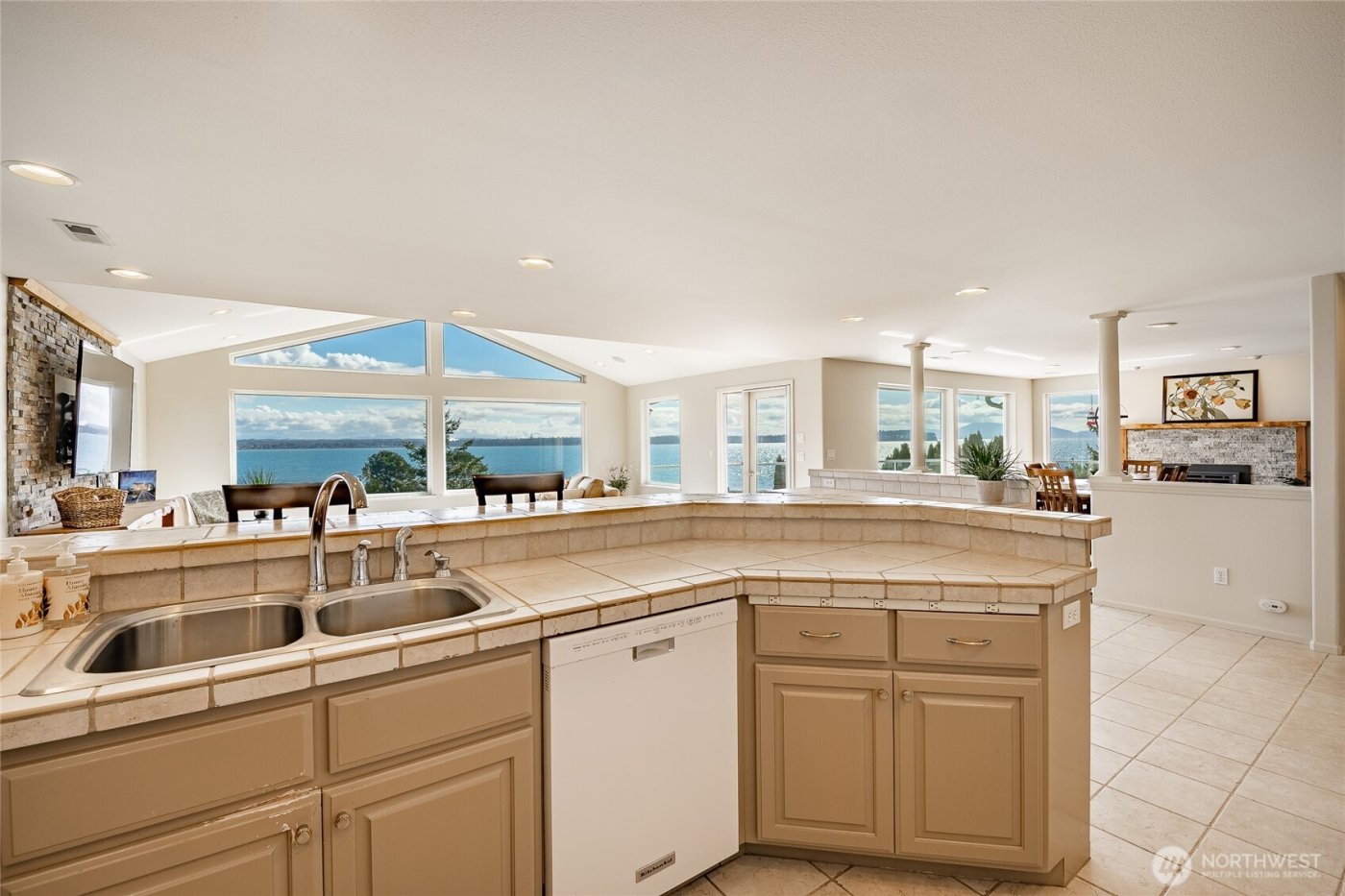 8024 Chinook Way , Blaine, WA 98230