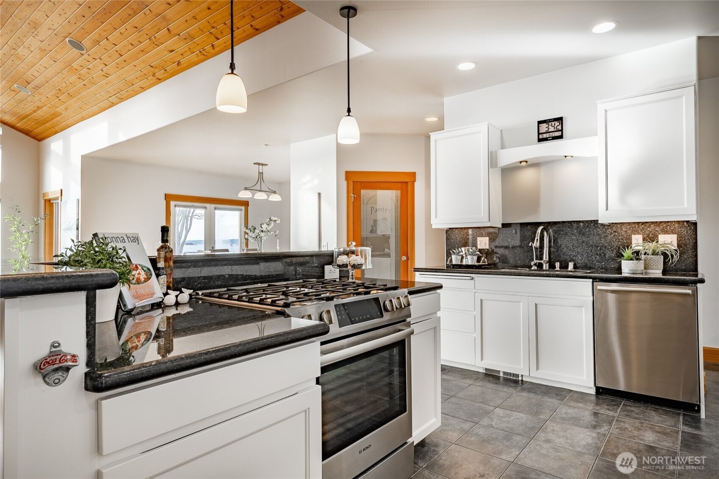 2176 Montfort Avenue , Blaine, WA 98230