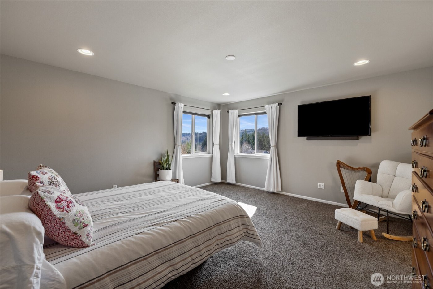 652 Joy Street , Eatonville, WA 98328