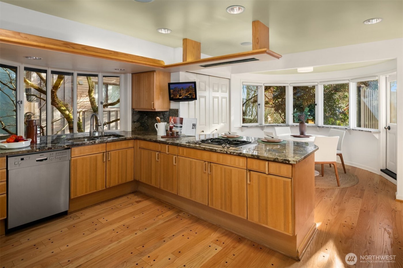 3925 NE Surber Drive , Seattle, WA 98105