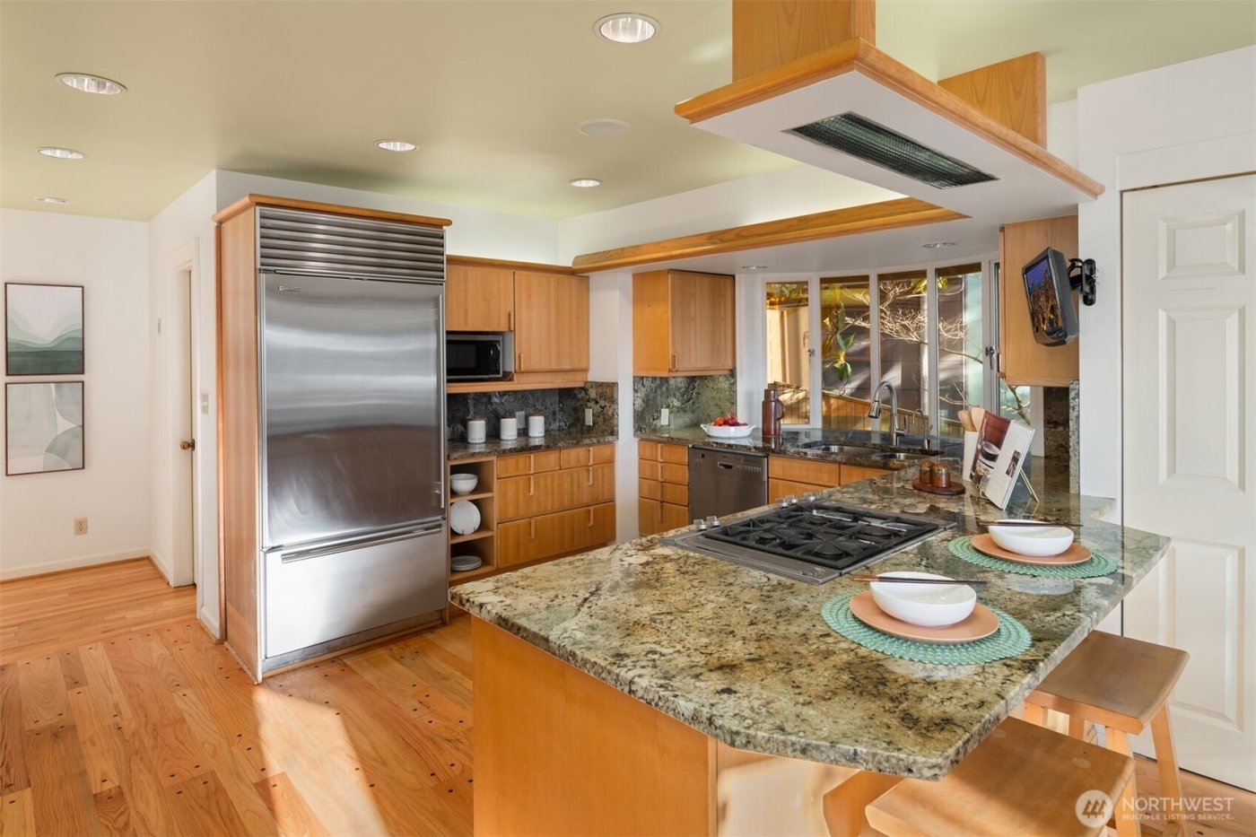 3925 NE Surber Drive , Seattle, WA 98105