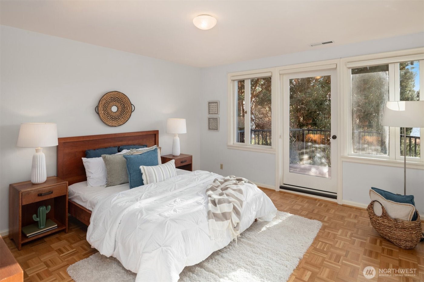 3925 NE Surber Drive , Seattle, WA 98105