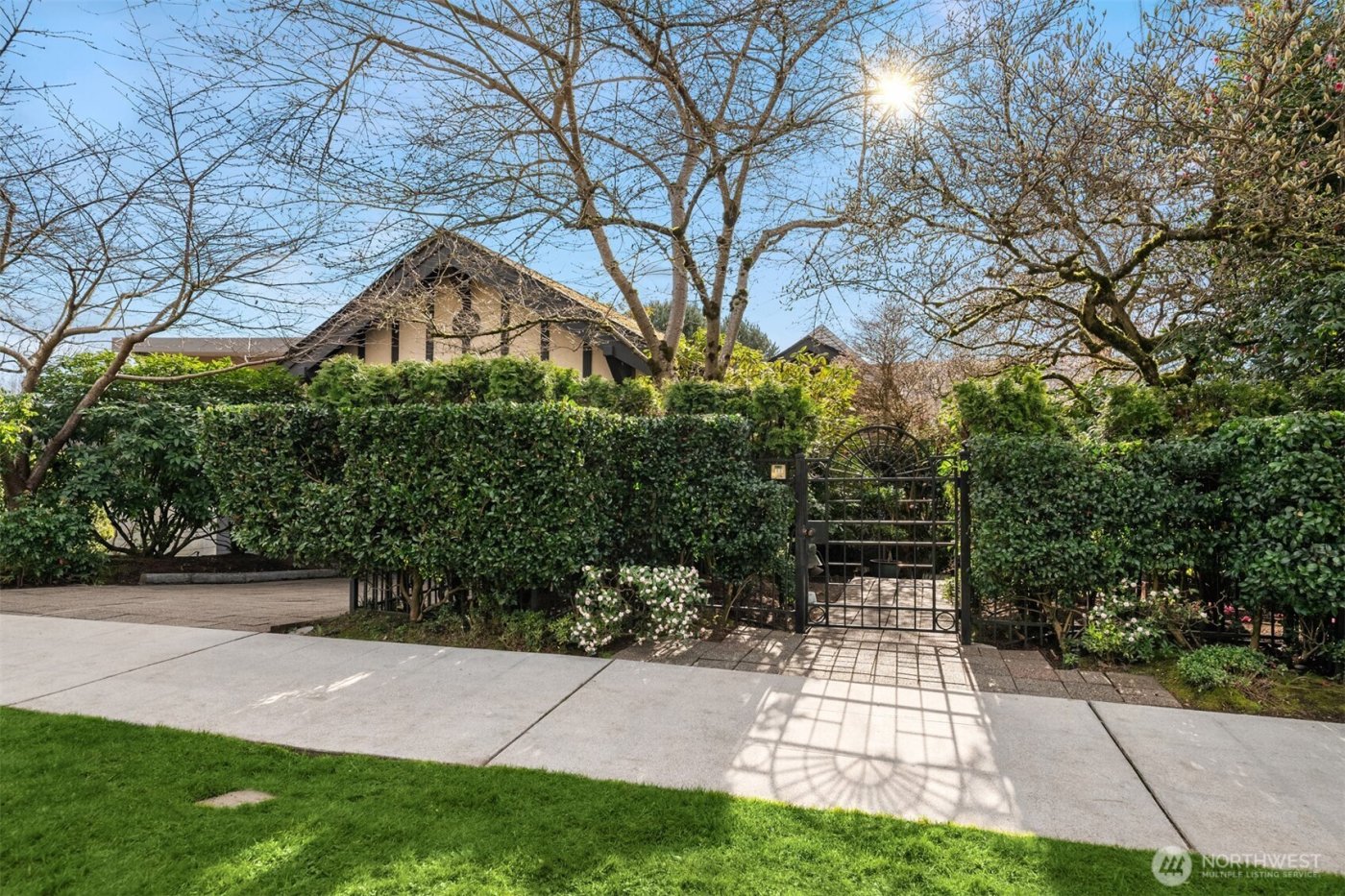 3925 NE Surber Drive , Seattle, WA 98105