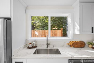 9545 Wallingford Avenue N, Seattle, WA 98103 - Photo 11