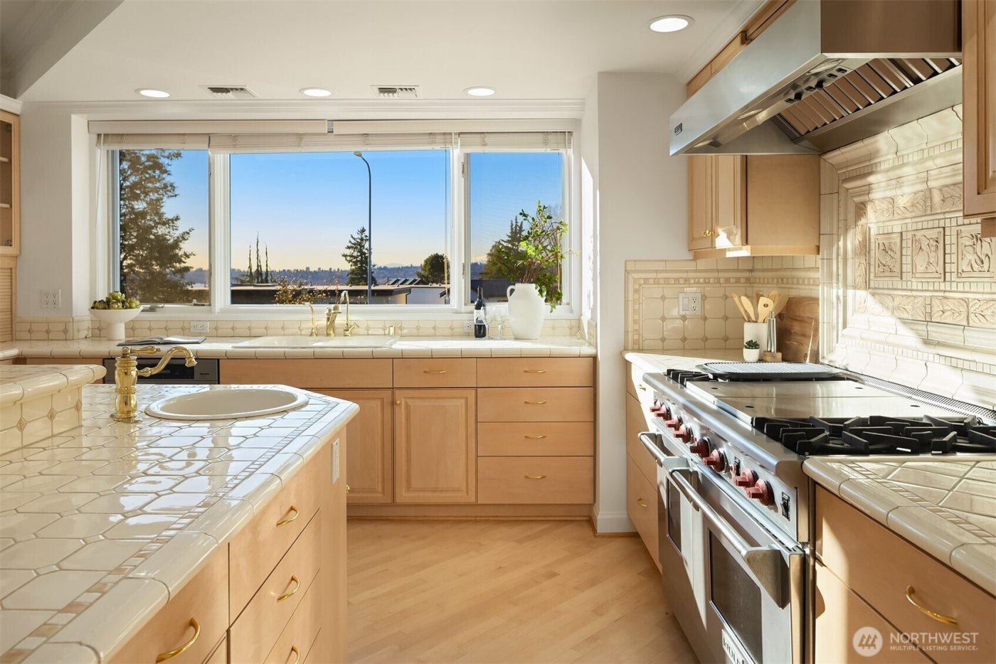 7 10th Avenue , Kirkland, WA 98033