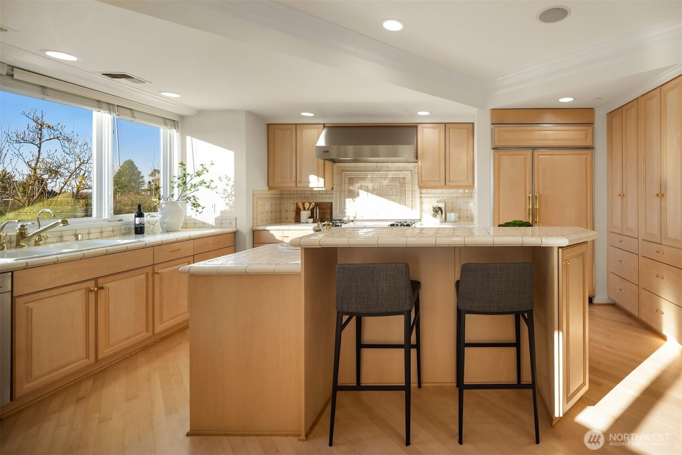 7 10th Avenue , Kirkland, WA 98033