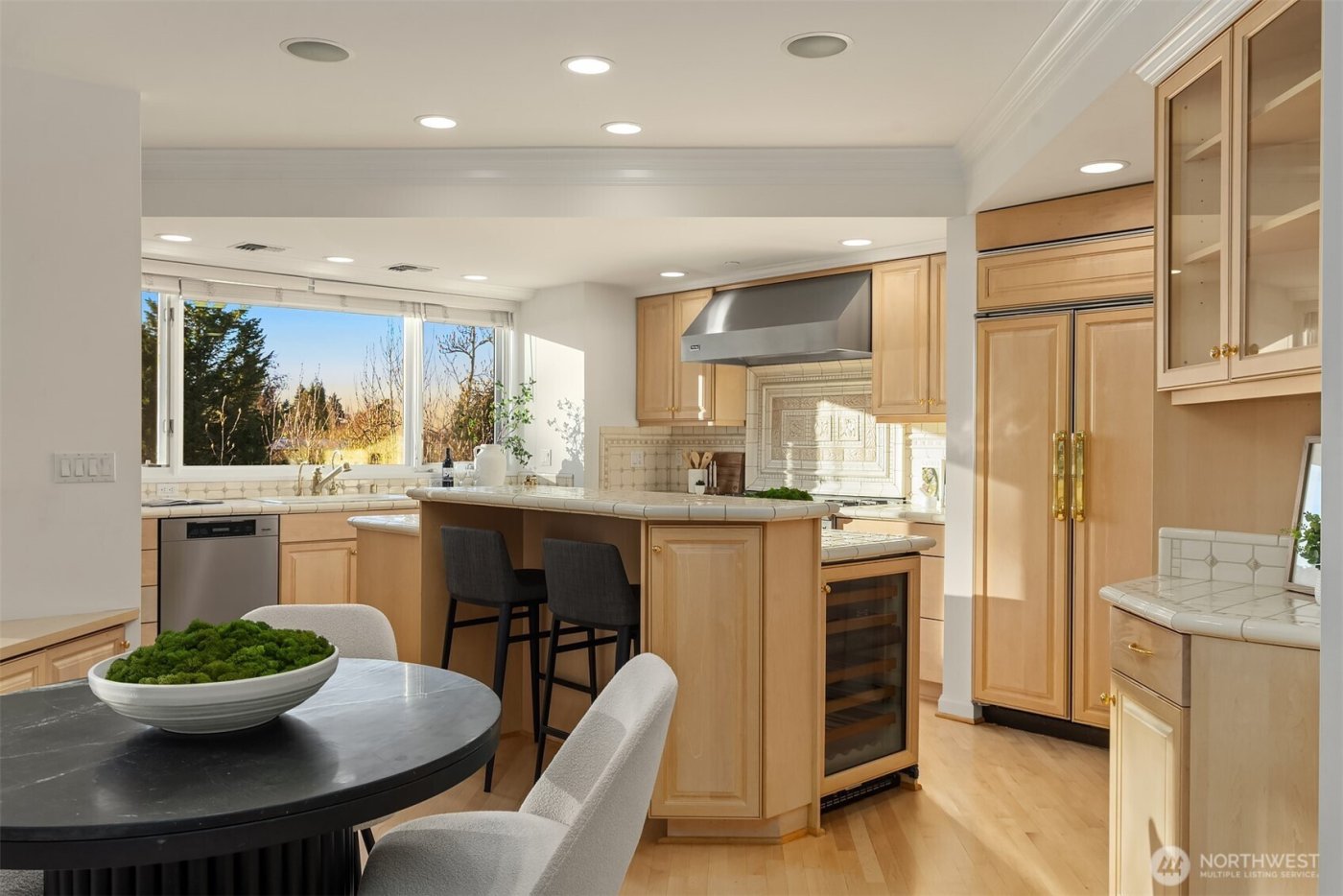 7 10th Avenue , Kirkland, WA 98033