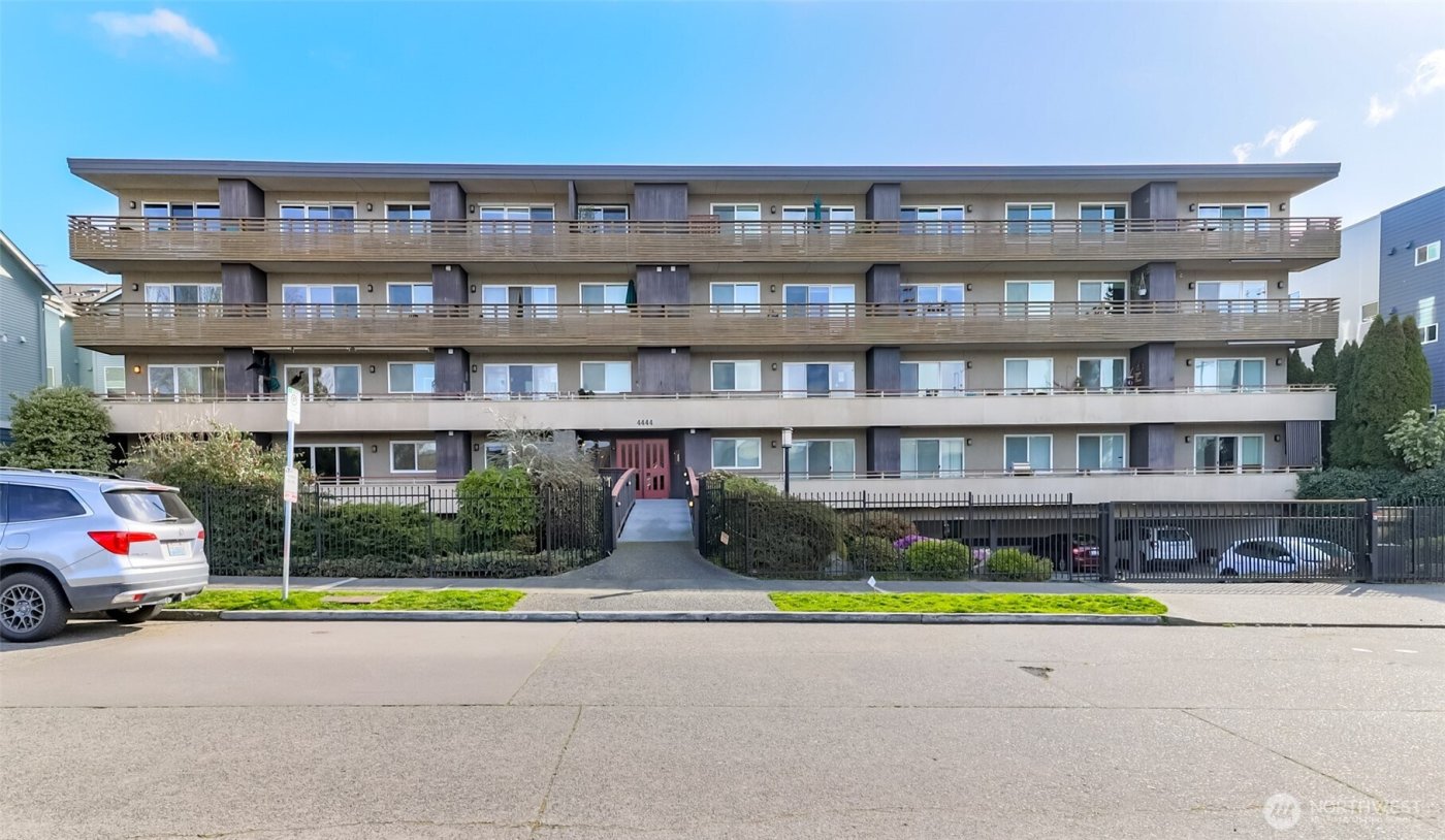 4444 44th Avenue SW #405, Seattle, WA 98116