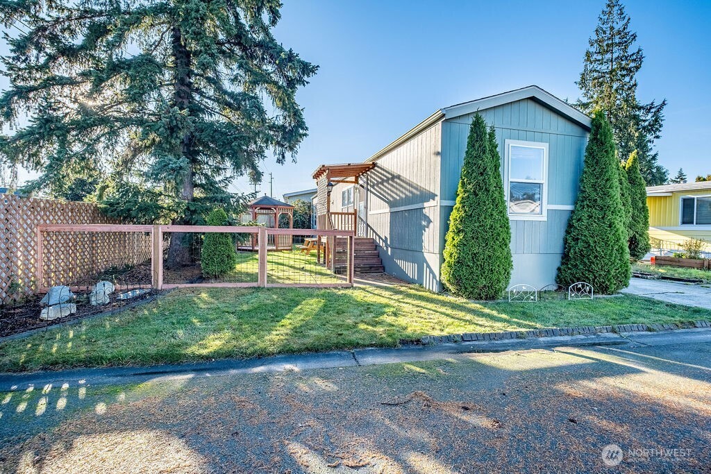225 NE Ernst #25, Oak Harbor, WA 98277
