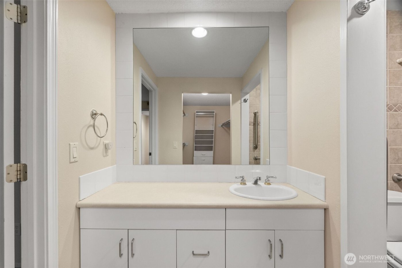 908 East Bay Drive NE #E203, Olympia, WA 98506