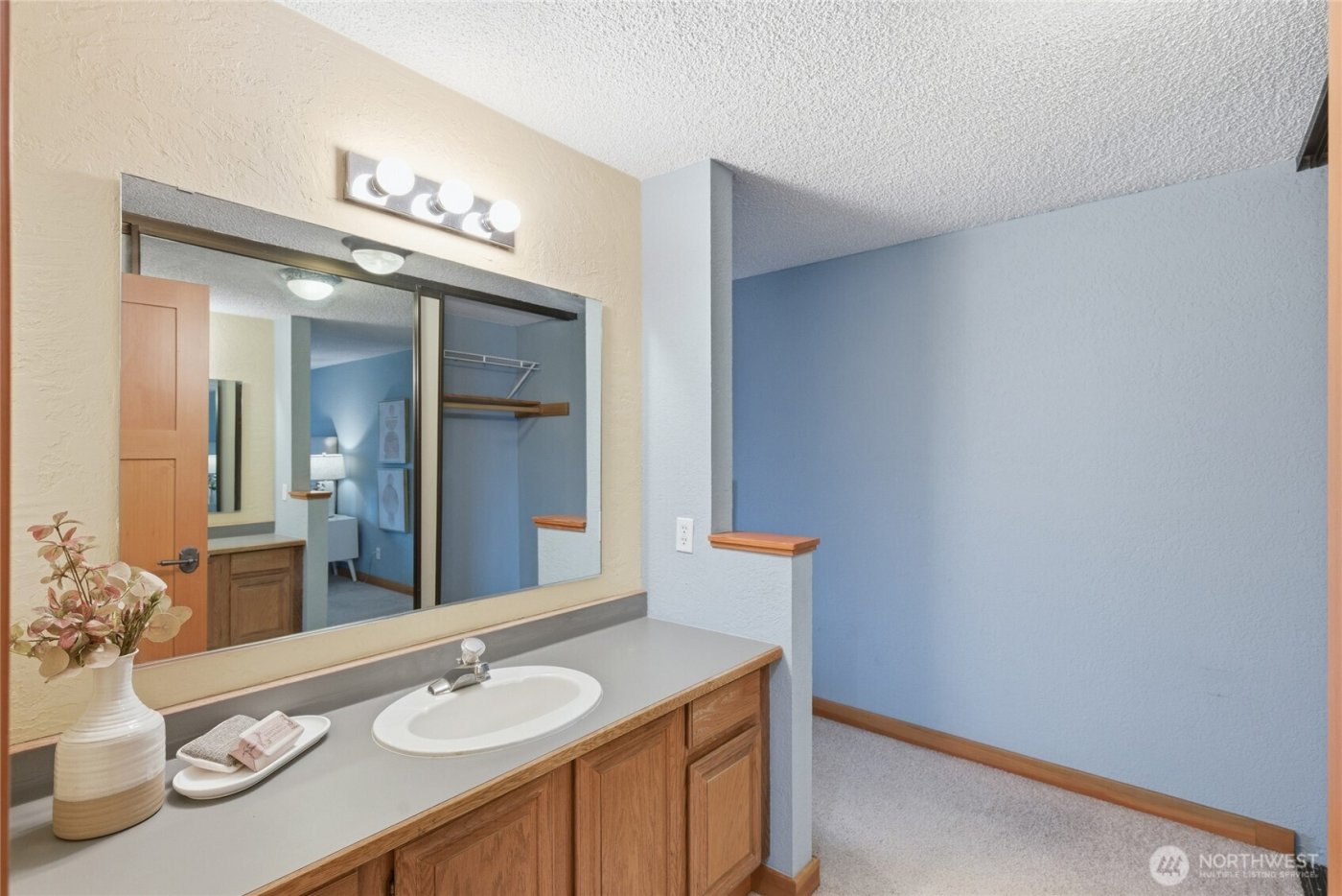 2500 W Manor Place #216, Seattle, WA 98199-2058