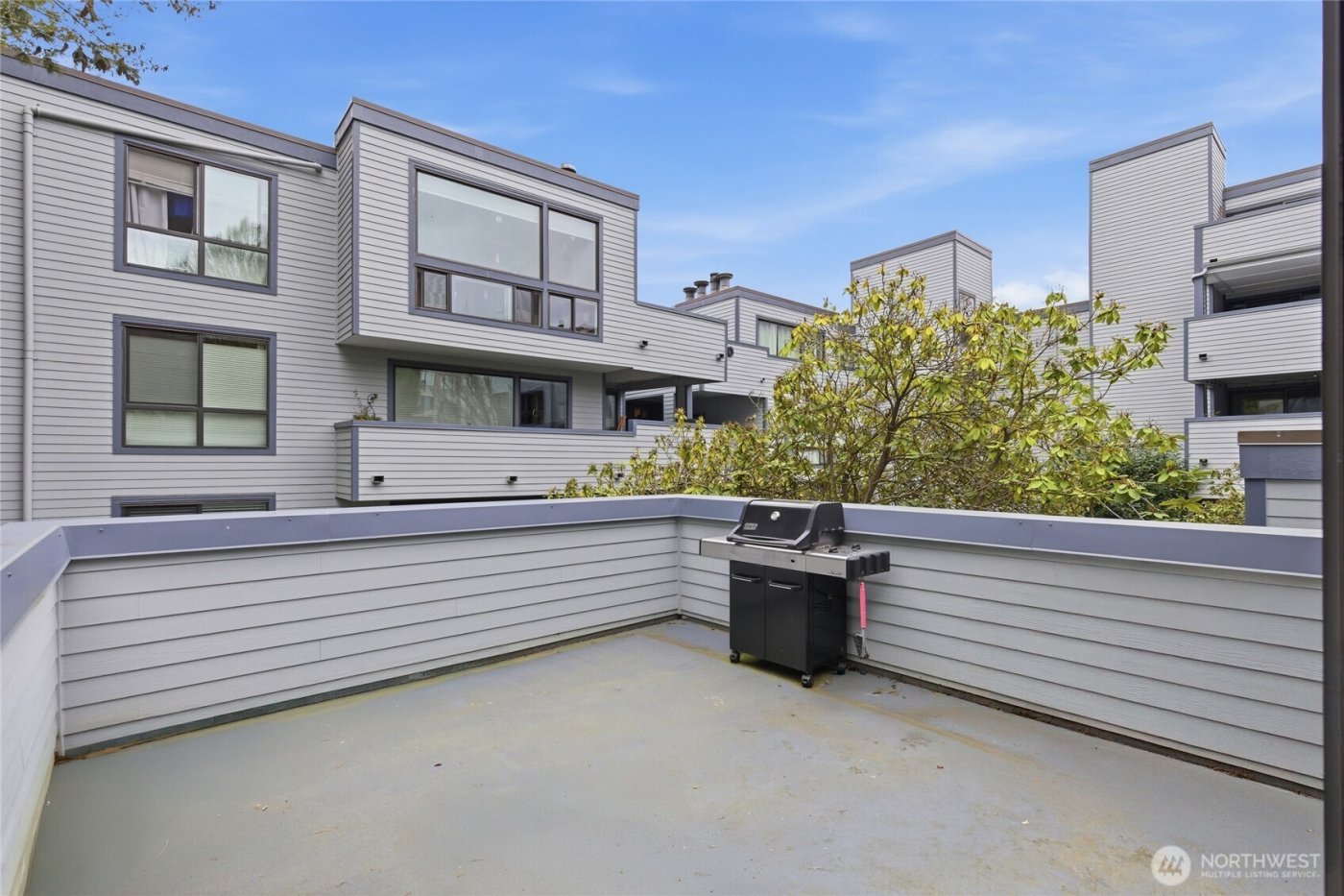 2500 W Manor Place #216, Seattle, WA 98199-2058