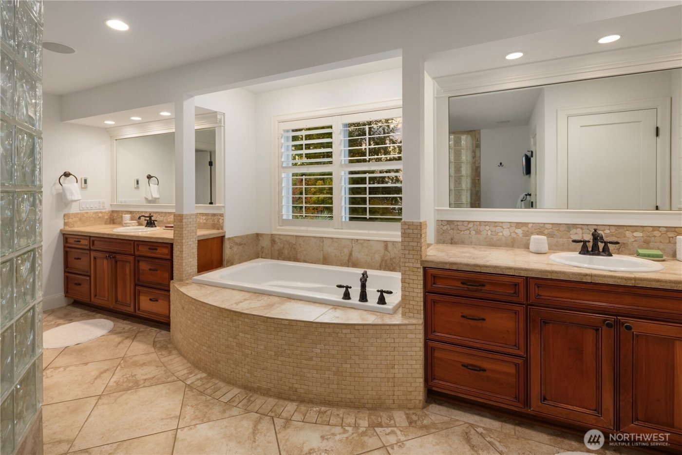 6577 102nd Avenue NE, Kirkland, WA 98033