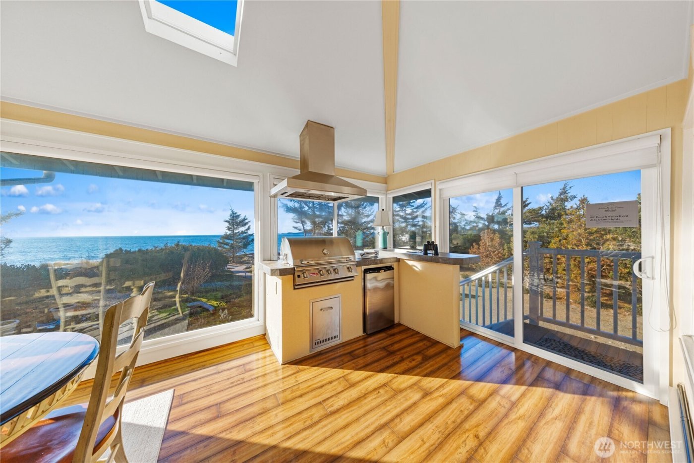 4951 Surfcrest Drive , Oak Harbor, WA 98277-7900