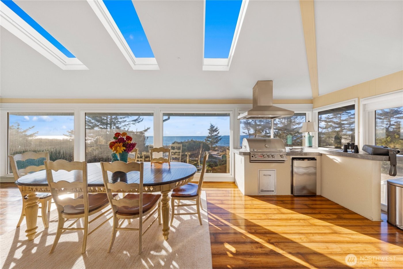 4951 Surfcrest Drive , Oak Harbor, WA 98277-7900