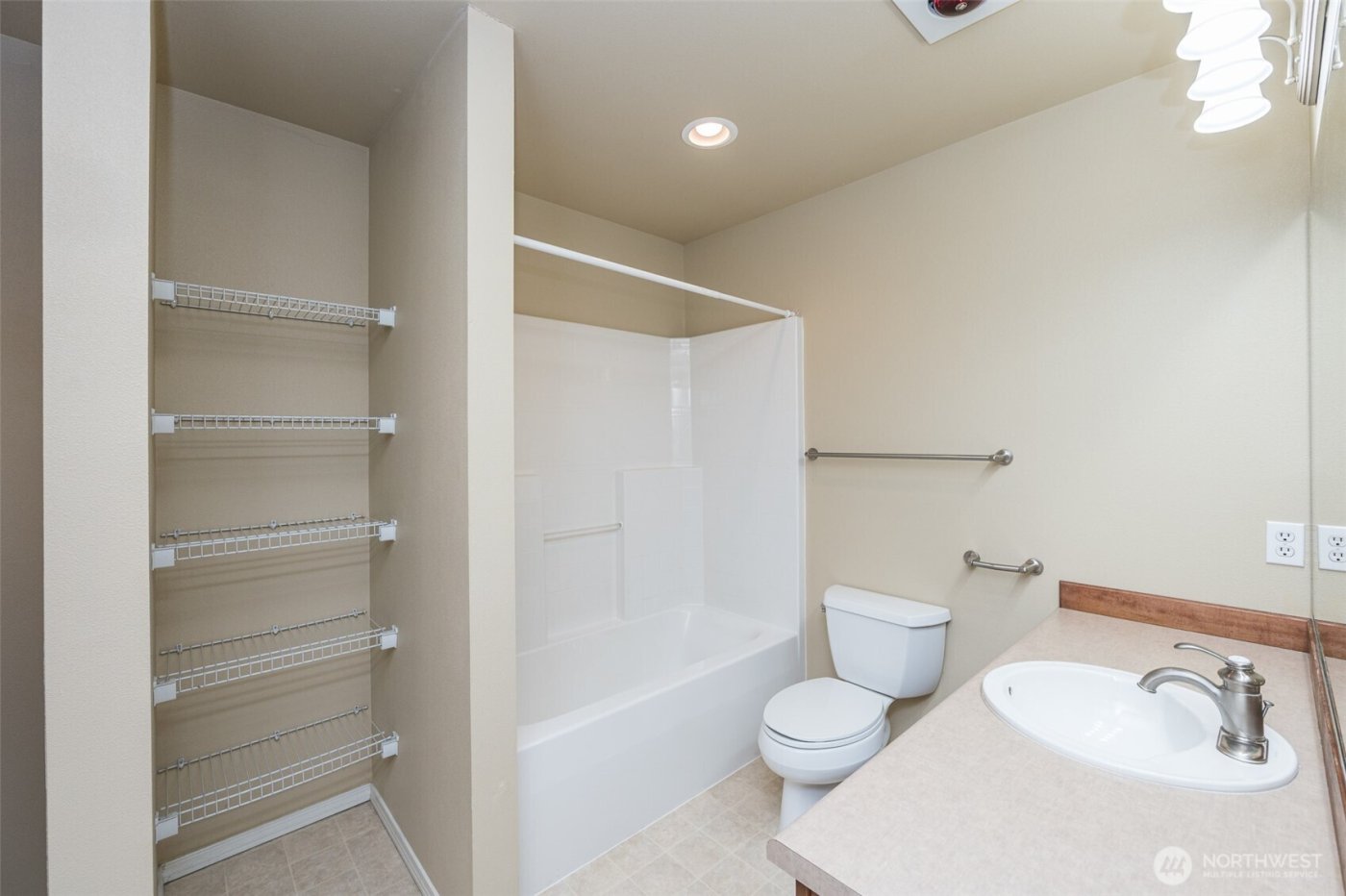 5325 Military Road E #B, Tacoma, WA 98446