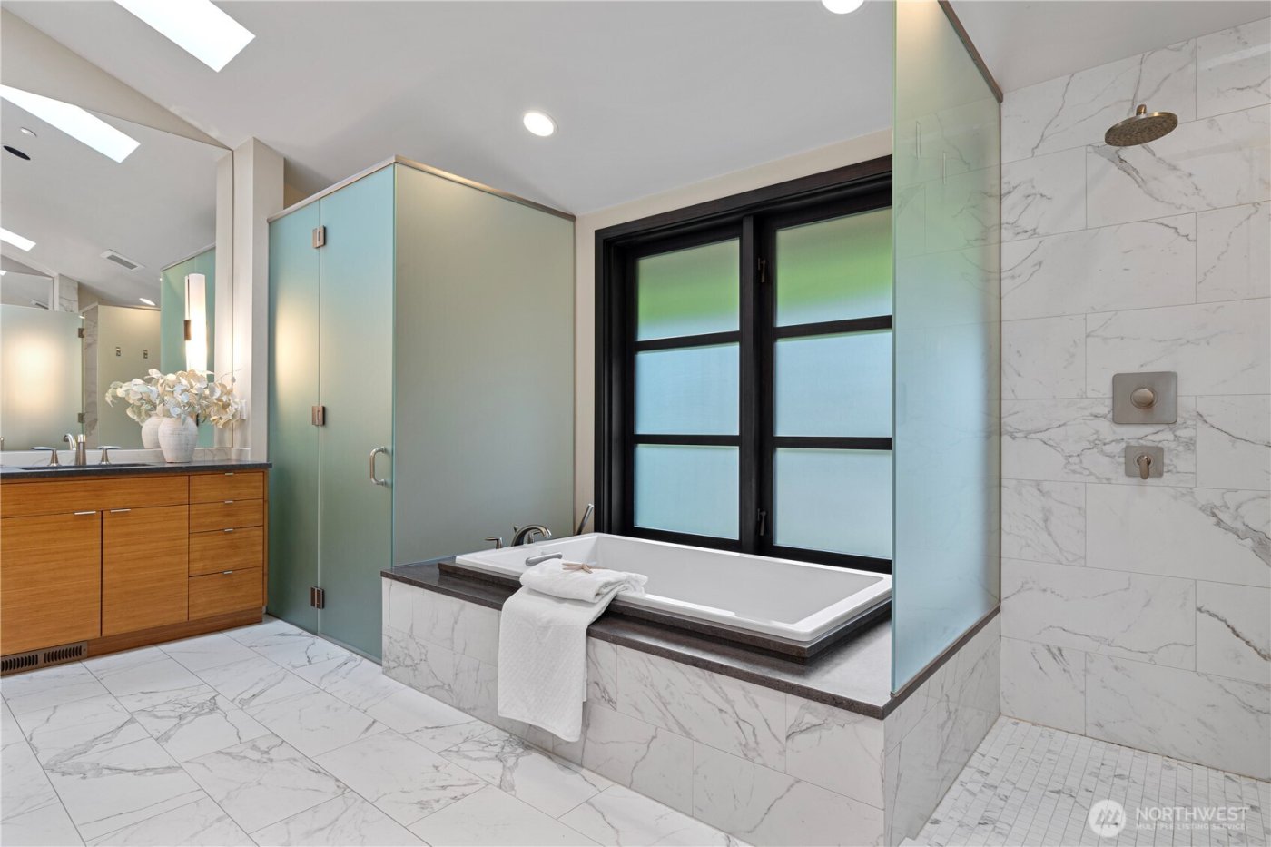 1014 Belfair Road , Bellevue, WA 98004