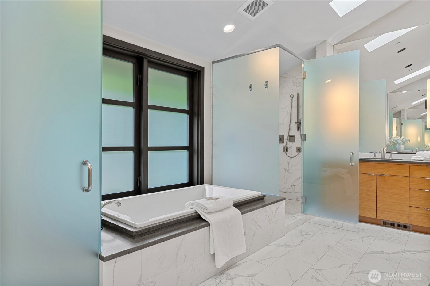 1014 Belfair Road , Bellevue, WA 98004