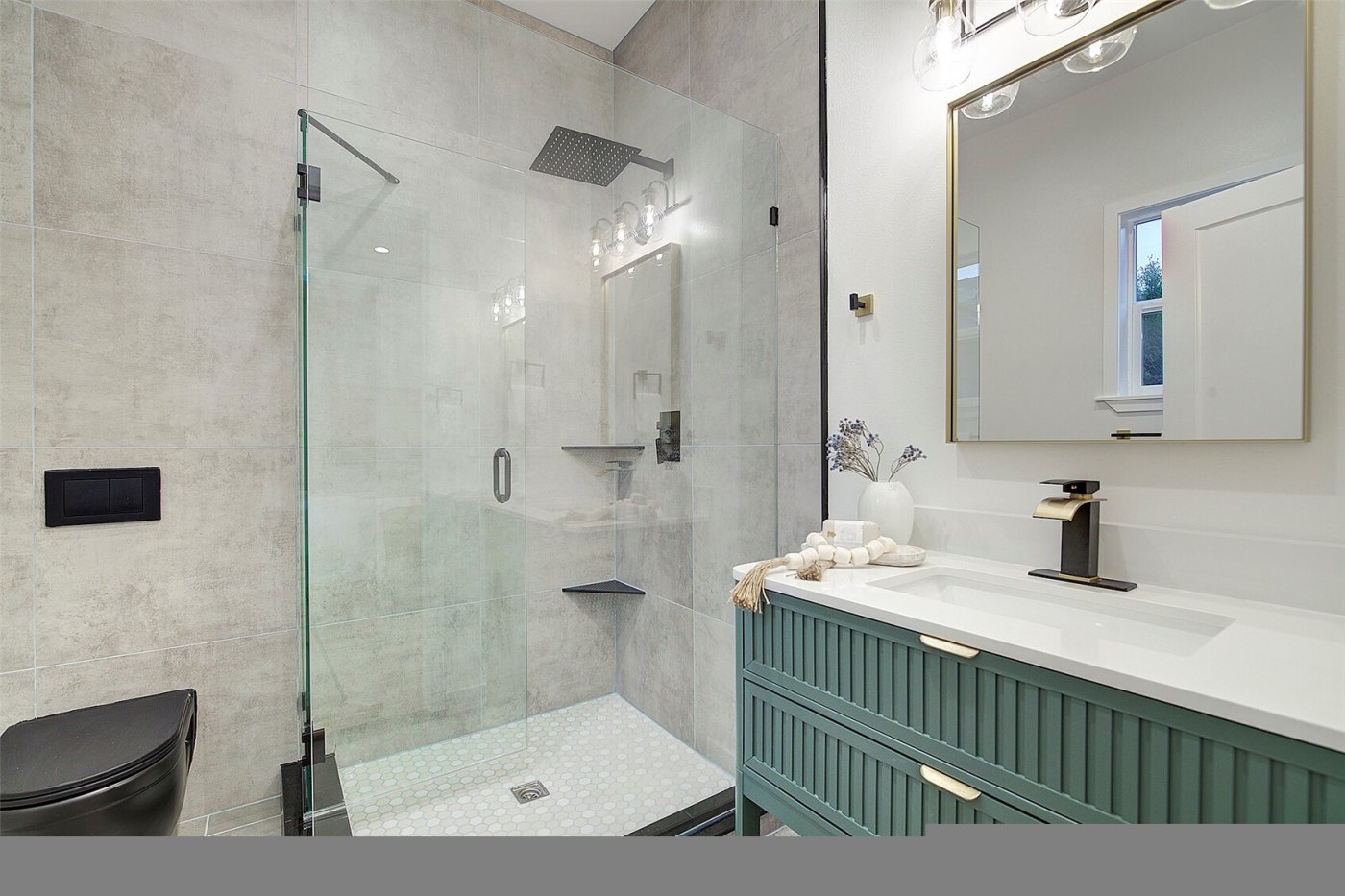 7008 Linden Avenue N, Seattle, WA 98103-5108