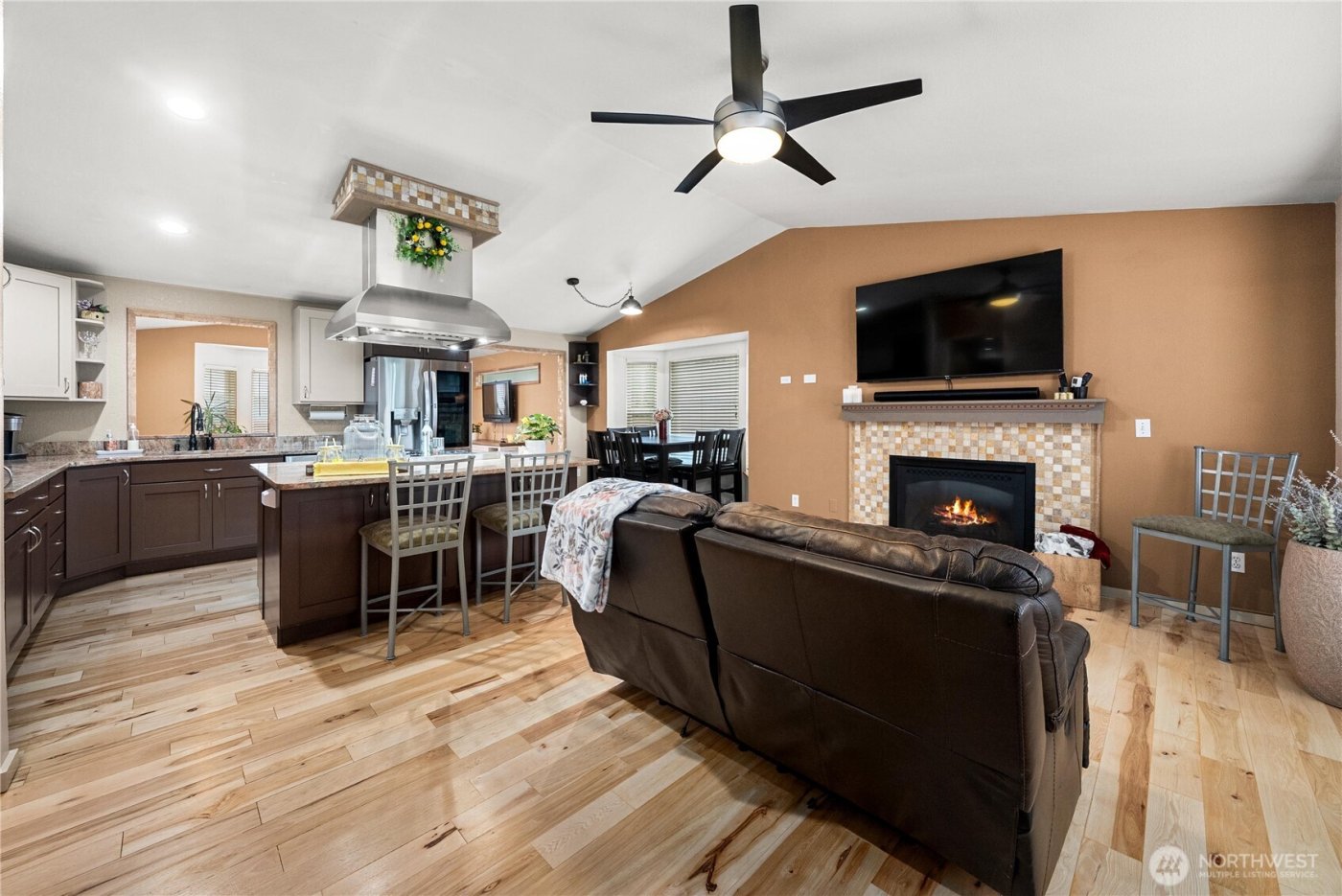 21621 SE 238th Street , Maple Valley, WA 98038-8565