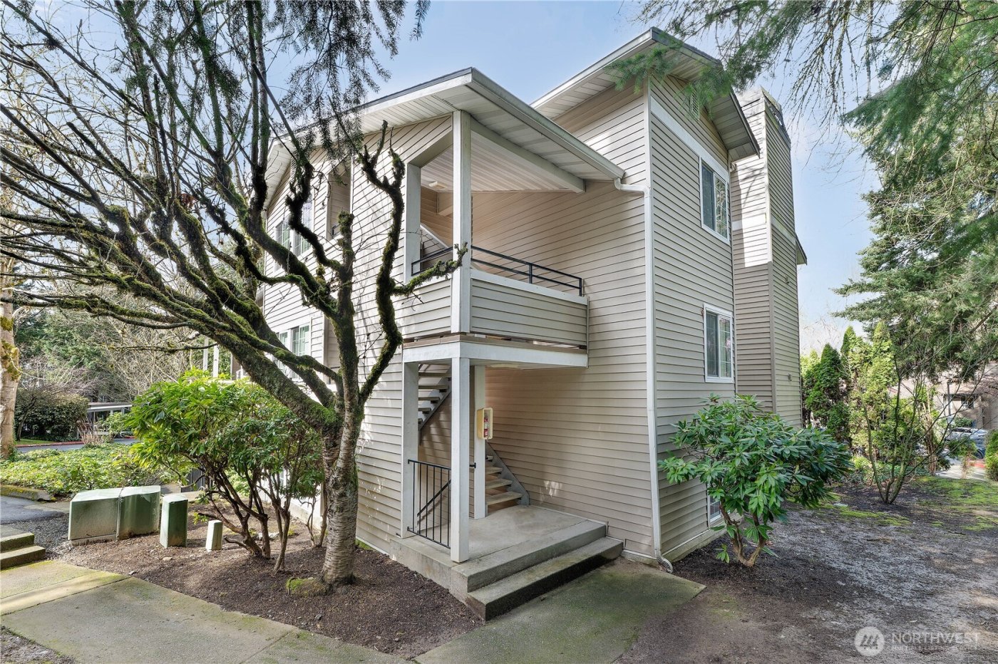 10016 NE 120th Lane #F103, Kirkland, WA 98034