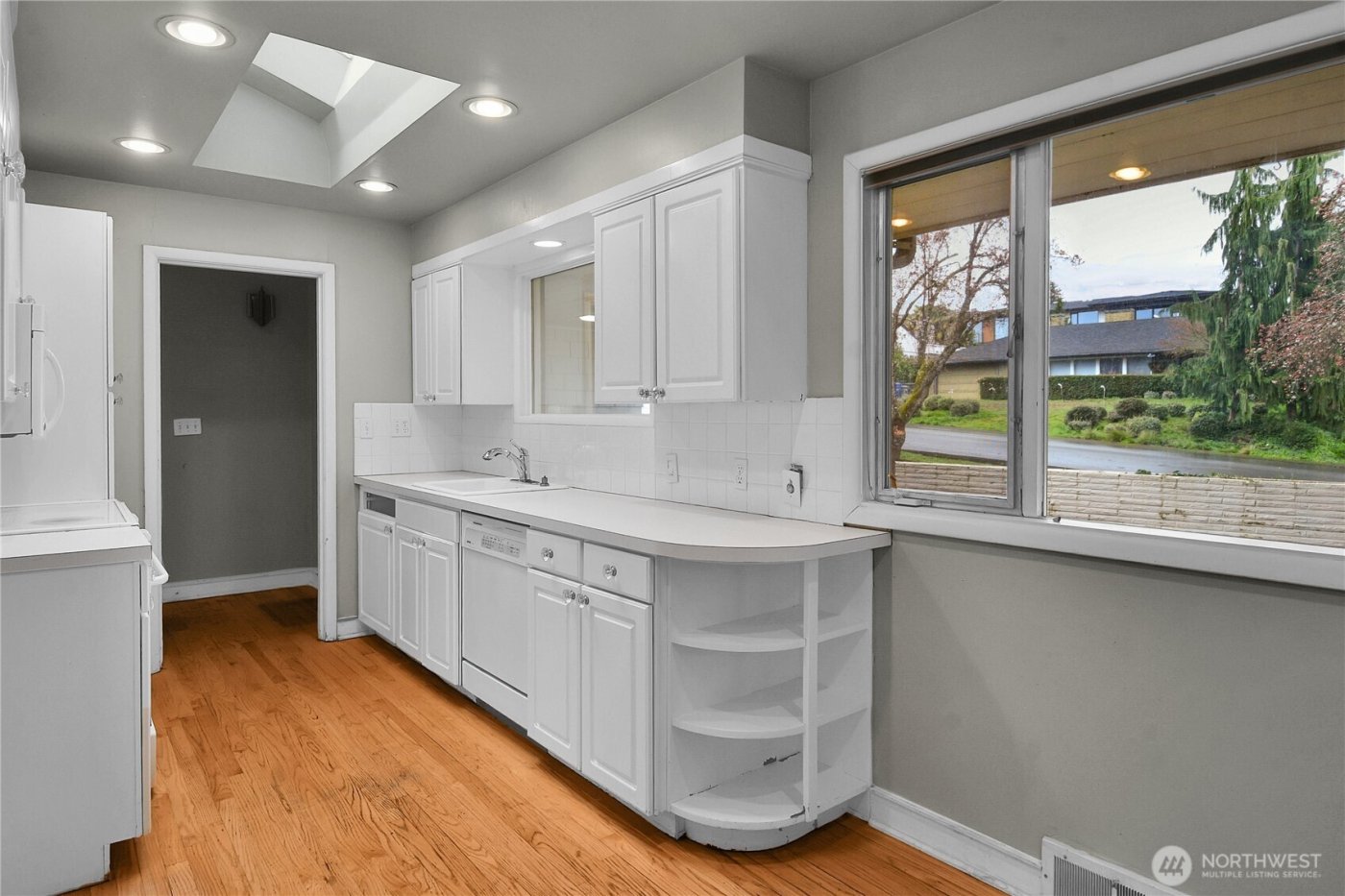 921 Sunset Way , Bellevue, WA 98004