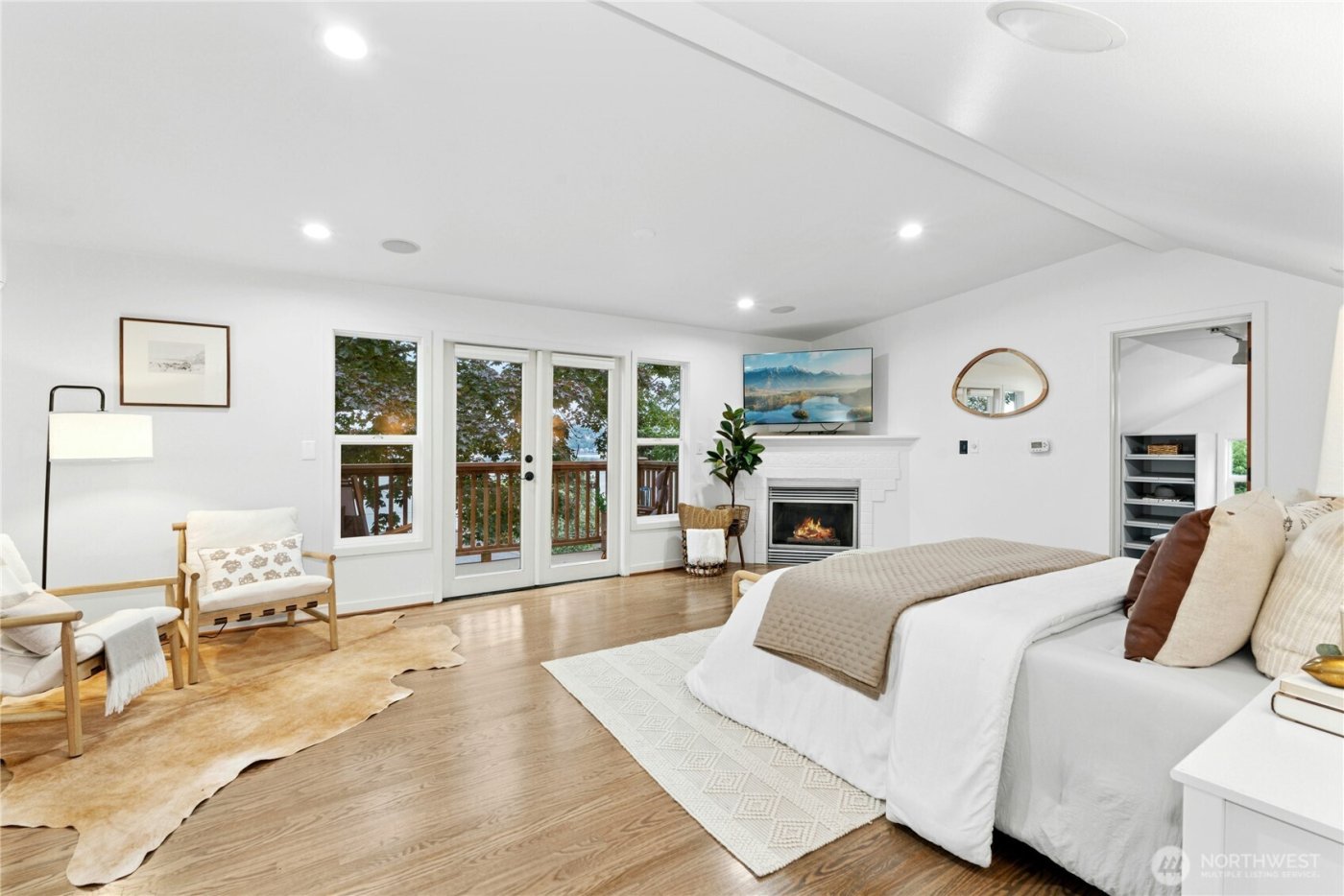 12506 Holmes Point Drive NE, Kirkland, WA 98034-5732