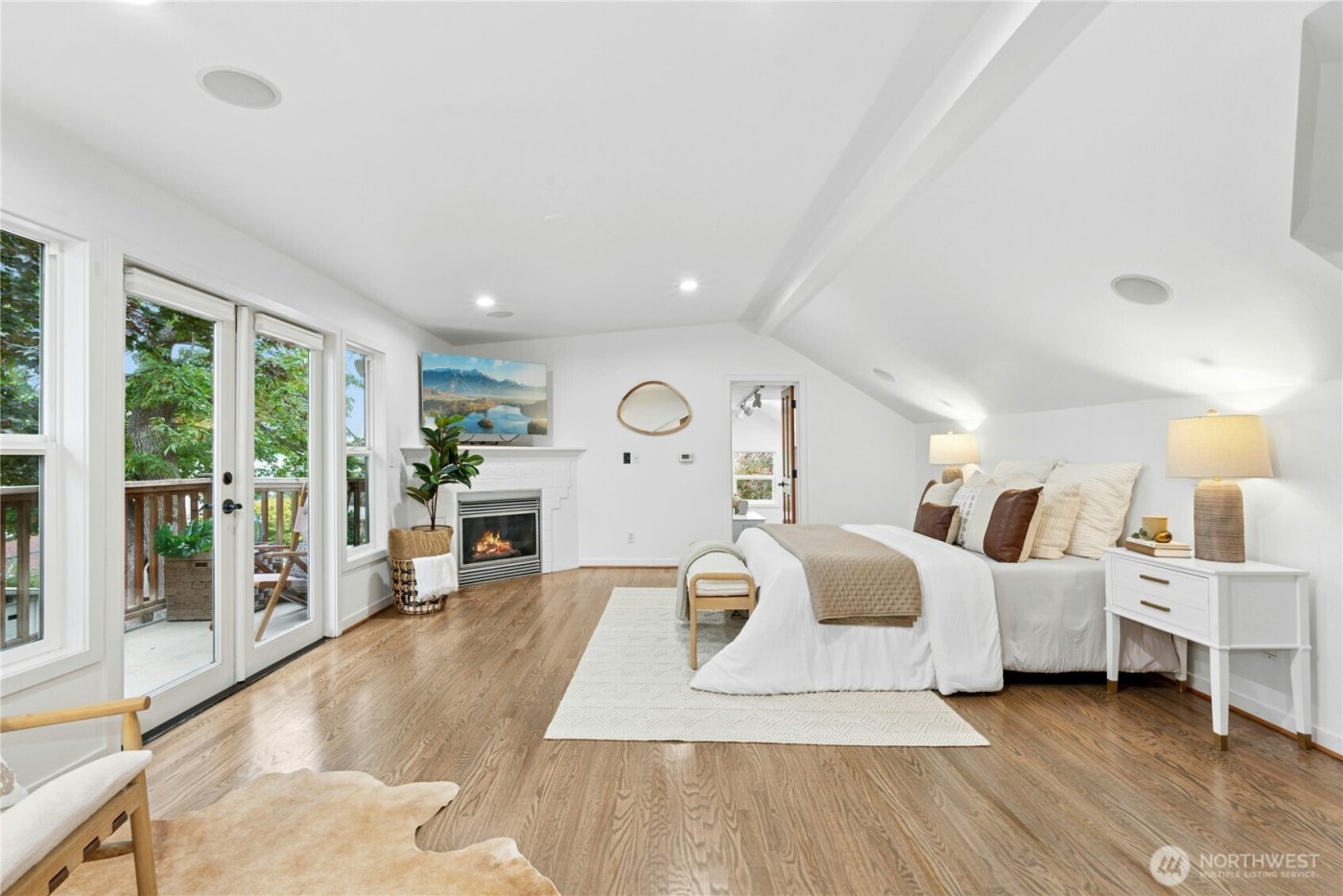 12506 Holmes Point Drive NE, Kirkland, WA 98034-5732