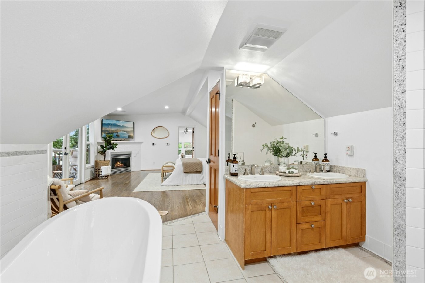 12506 Holmes Point Drive NE, Kirkland, WA 98034-5732