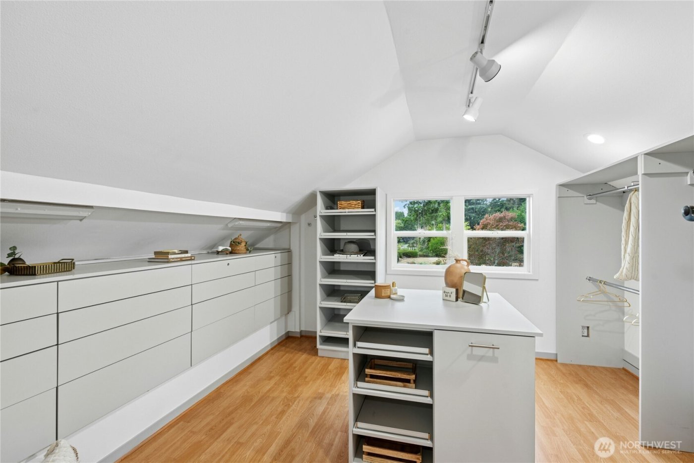 12506 Holmes Point Drive NE, Kirkland, WA 98034-5732