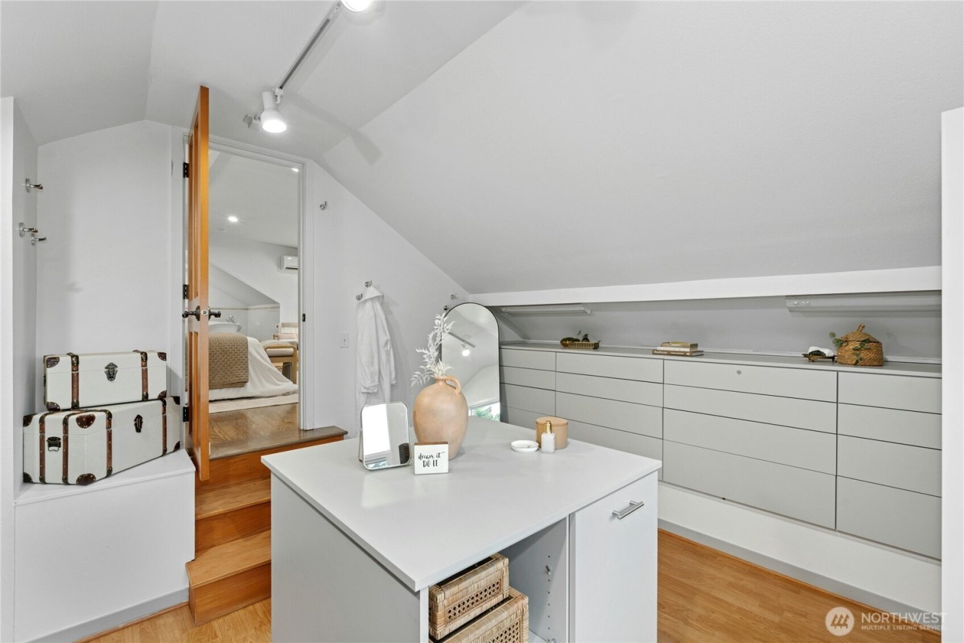 12506 Holmes Point Drive NE, Kirkland, WA 98034-5732