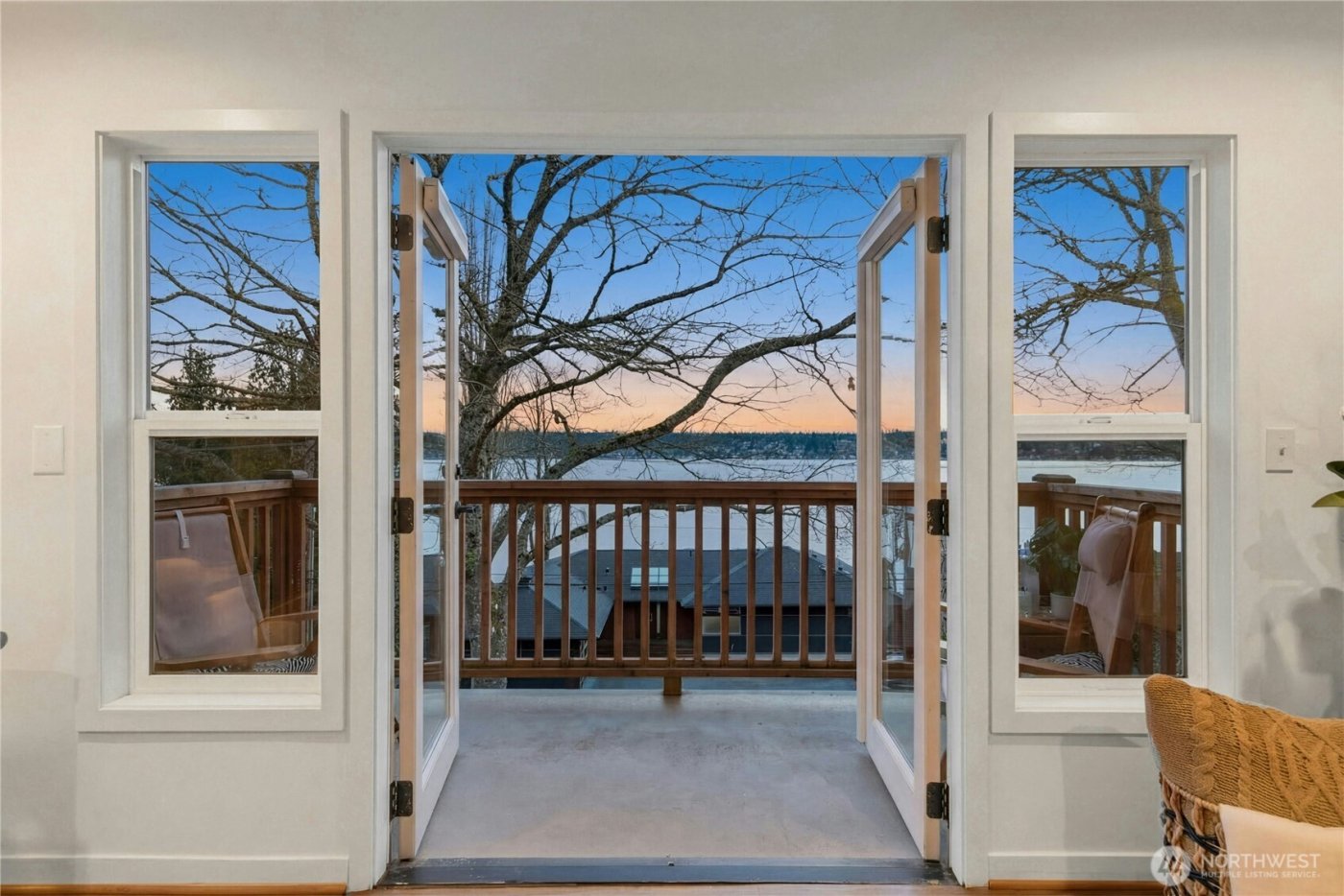 12506 Holmes Point Drive NE, Kirkland, WA 98034-5732