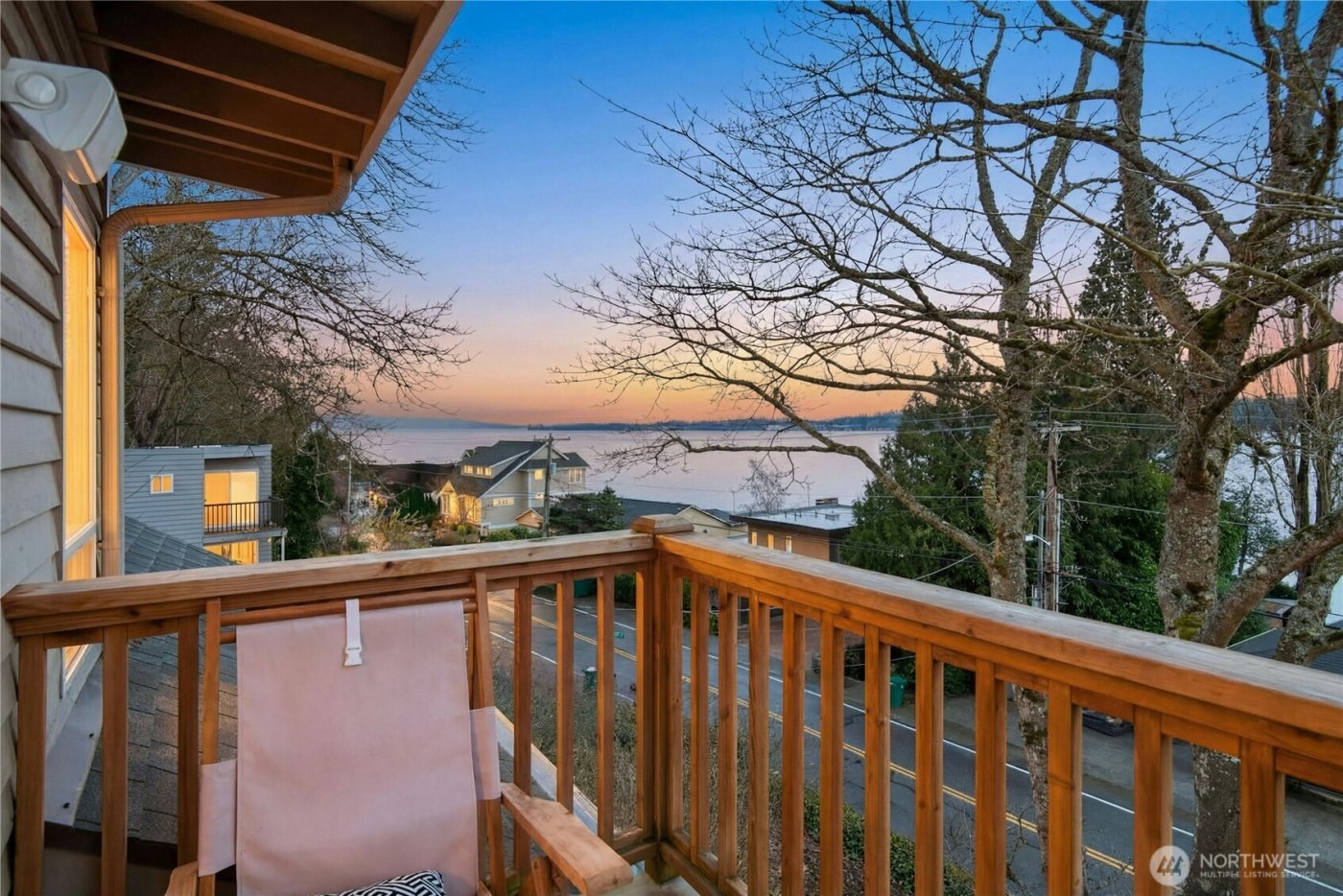 12506 Holmes Point Drive NE, Kirkland, WA 98034-5732