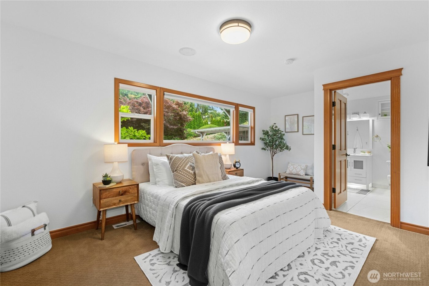 12506 Holmes Point Drive NE, Kirkland, WA 98034-5732