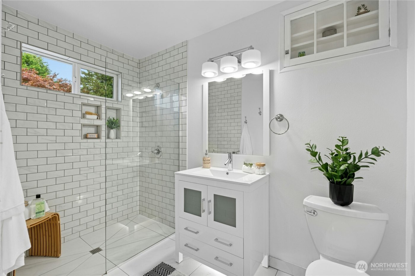 12506 Holmes Point Drive NE, Kirkland, WA 98034-5732