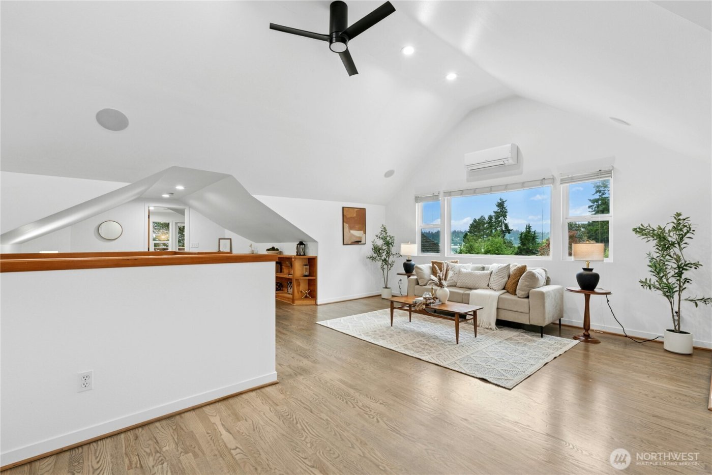 12506 Holmes Point Drive NE, Kirkland, WA 98034-5732