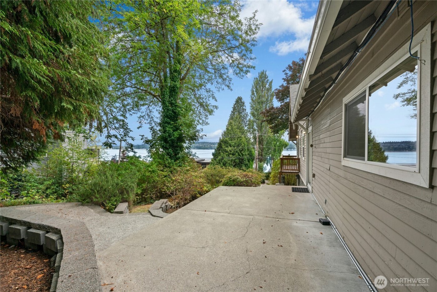 12506 Holmes Point Drive NE, Kirkland, WA 98034-5732