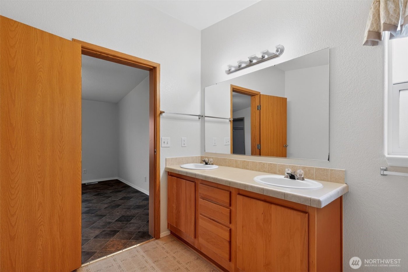 402 Parrish Road , Sequim, WA 98382